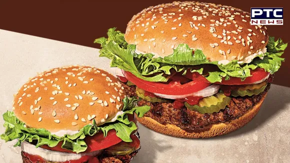 ਖਾਂਦੇ ਸਮੇਂ ਬਰਗਰ 'ਚੋਂ ਨਿਕਲੀ ਚੀਜ਼ ਨੇ ਸ਼ਖਸ ਦੇ ਉਡਾਏ ਹੋਸ਼, Burger ਖਾਣ ਵਾਲੇ ਨਾ ਦੇਖਣ ਇਹ Video