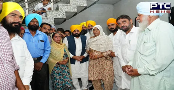 Punjab CM hands over Rs 1 cr cheque to kin of martyred Army jawan