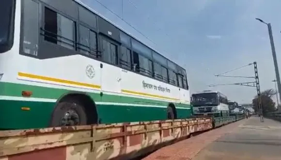ट्रेन पर बसों को लादकर ले जाने का वीडियो वायरल, क्या है सच्चाई