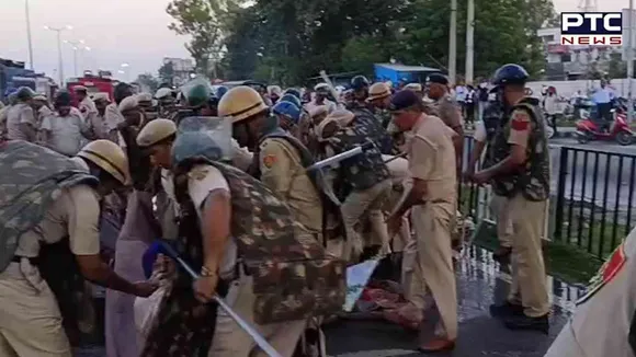 दिल्ली-चंडीगढ़ हाईवे पर पुलिस ने हटाई नाकाबंदी, किसानों को करना पड़ा पानी की बौछारों का सामना