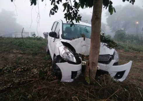 Fog horror : Four  injured as car rams into tree in Tanda