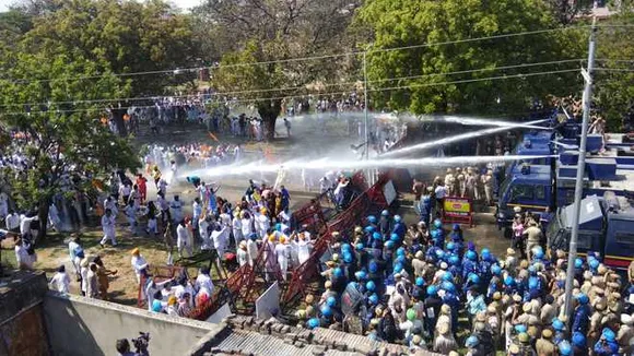 Turbans tossed as Police stops SAD leaders and followers from marching