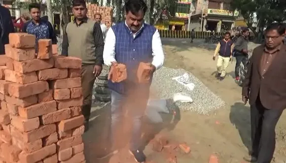 विधायक कृष्ण मिढ़ा ने निर्माणाधीन अटल पार्क पर मारा छापा, भरवाए सैंपल