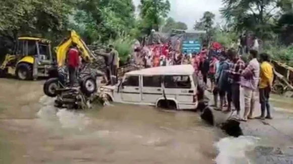 हिमाचल में बारिश ने मचाई तबाही! कुल्लू में बादल फटा, मौहल खड्ड में लुढ़के वाहन, लडभड़ोल में नाले का मलबा घरों में घुसा