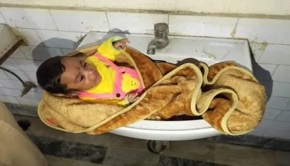 शौचालय में मिली दो माह की बच्ची, काला टीका लगाकर वाशबेसिन में छोड़ गई मां