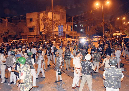 दिल्ली: हनुमान जयंती शोभायात्रा पर हुए हमले में 9 गिरफ्तार, वीडियो में पथराव करते दिखे दंगाई