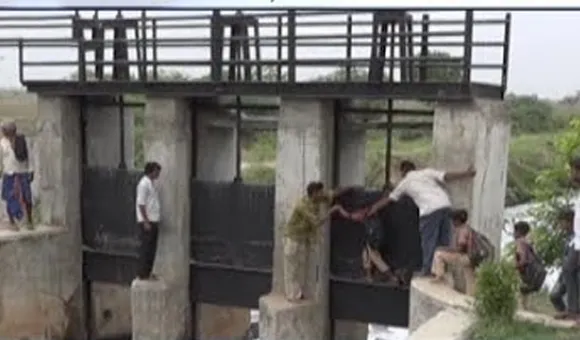 Gujarat: Locals in Kheda risk lives to cross canal through collapsed bridge