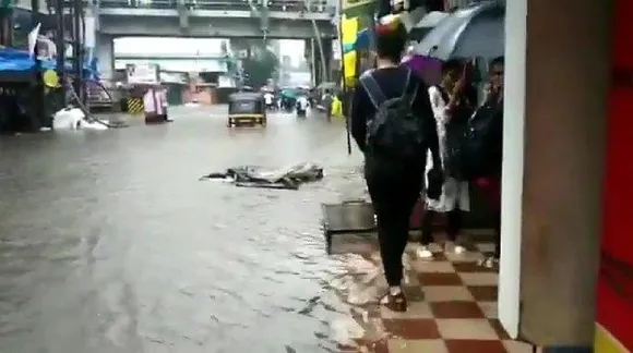 मुंबई में बारिश का कहर: सड़कों पर जलभराव, पटरियां पानी में डूबी, कई स्कूलों में छुट्टी