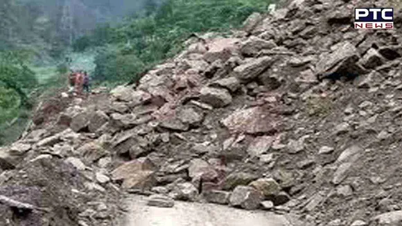 उत्तराखंड: बद्रीनाथ राष्ट्रीय राजमार्ग में पहाड़ी से गिरे पत्थर, अवरुद्ध हुआ रास्ता