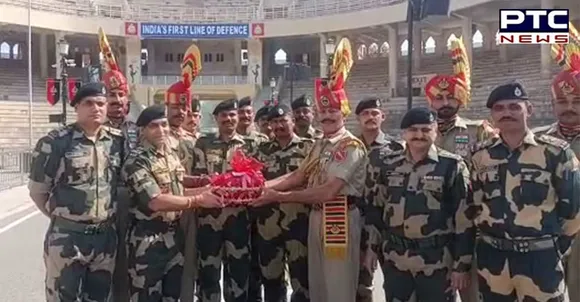 diwali Attari Wagah border: अटारी-बाघा बॉर्डर पर BSF और पाकिस्तानी रेंजर्स के बीच मिठाईयों का आदान-प्रदान