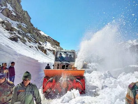 BRO starts clearing snow from road across Rohtang Pass