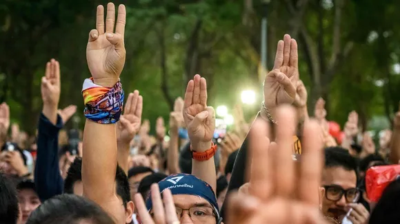 ਨੌਜਵਾਨਾਂ ਲਈ ਕਿਵੇਂ ਹਥਿਆਰ ਬਣੀ The three-finger salute ਪਾਲਿਸੀ