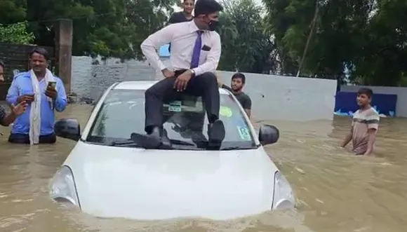 गुरुग्राम में सड़क पर पानी में डूब गई कार, गाड़ी की छत पर चढ़ा ड्राइवर