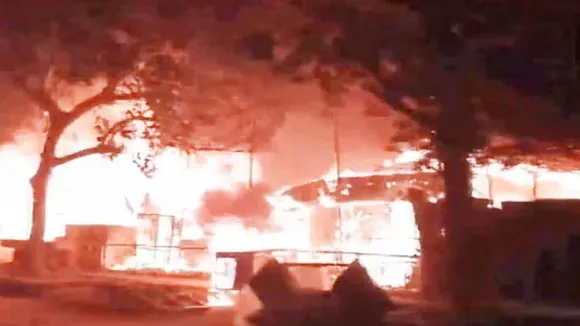 Fire In Lucknow: लखनऊ में फर्नीचर की दुकान में लगी भीषण आग, लाखों का सामान जलकर राख