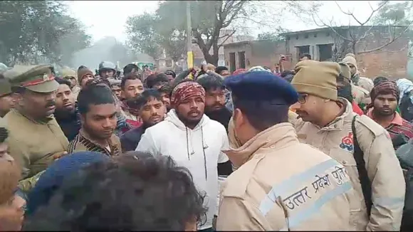 UP News: आजमगढ़ में अराजकतत्वों में बाबा साहब की मूर्ति तोड़ी, नाराज ग्रामीणों ने किया प्रदर्शन