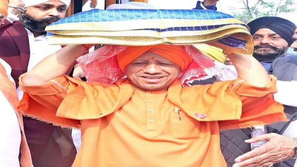 UP News: वीर बाल दिवस पर CM योगी ने गुरु ग्रंथ साहिब को सिर-माथे किया धारण, बोले- हर शिष्य सिख है.....