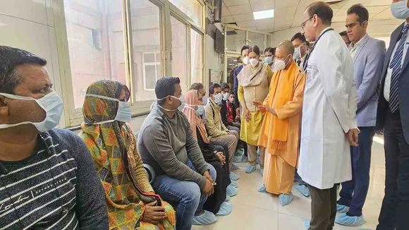 UP: घायलों का हालचाल जानने अस्पताल पहुंचे CM Yogi, अधिकारियों को बेहतर उपचार के लिए दिए निर्देश