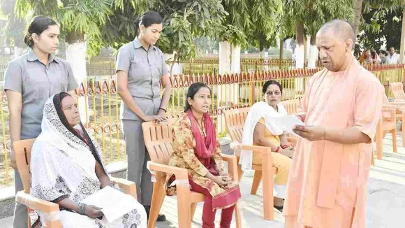 CM Yogi In Gorakhpur: जनता दर्शन में सीएम योगी ने सुनीं 200 लोगों की समस्याएं, निस्तारण के दिए निर्देश