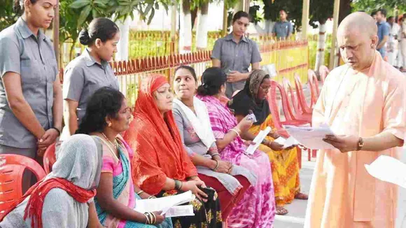 गोरखपुरः CM योगी ने सुनीं 200 लोगों की समस्याएं, कहा- समस्या का समाधान करने को सरकार प्रतिबद्ध