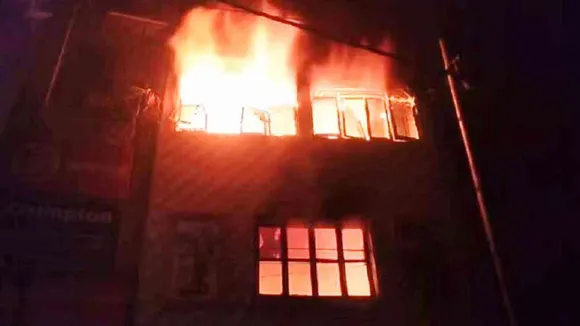 UP News: अलीगढ़ में टेक्सटाइल की तीन मंजिला कपड़े की दुकान व गोदाम में लगी भीषण आग, लाखों का माल जलकर राख