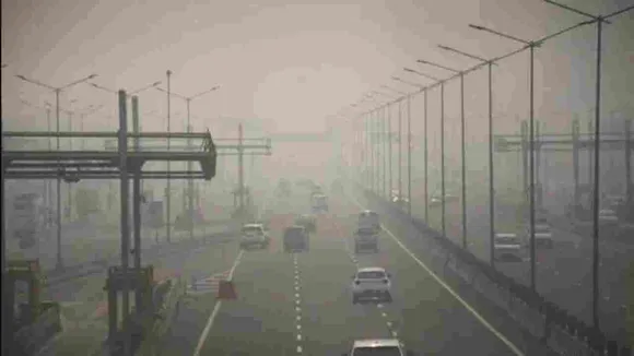 UP Air Pollution: दिल्ली से सटे जिलों में हवा की गुणवत्ता खराब,  लोगों को सांस लेने में होने लगी दिक्कत