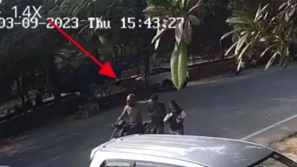 Scooter Rider Snatch Chain in Ghaziabad: यूपी गाजियाबाद में शख्स के गले से स्कूटी सवार बदमाशों ने छीनी चेन; सीसीटीवी फुटेज आई सामने