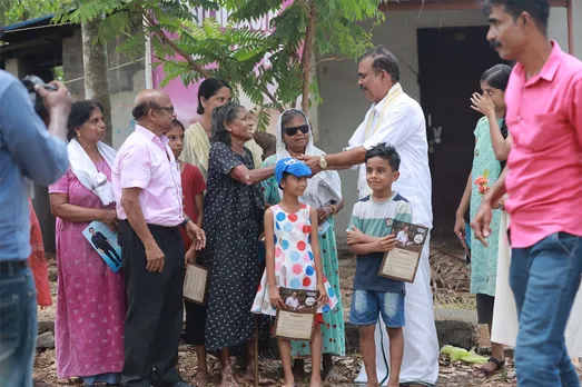 തുരുത്തിശ്ശേരി ലക്ഷം വീട് കോളനിയിൽ അഡ്വ. ചാർളി പോൾ. മെച്ചപ്പെട്ട ജീവിത സൗകര്യങ്ങൾ ട്വന്റി 20 പാർട്ടിയുടെ ഉറപ്പുള്ള വാഗ്ദാനം