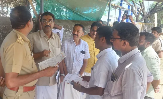 നവകേരള സദസ്സിന് എത്തിയ സ്കൂൾ ബസ്സുകളുടെ പെർമിറ്റ് റദ്ദാക്കണം - പൊന്നാനി ബ്ലോക്ക് കോൺഗ്രസ് കമ്മിറ്റി