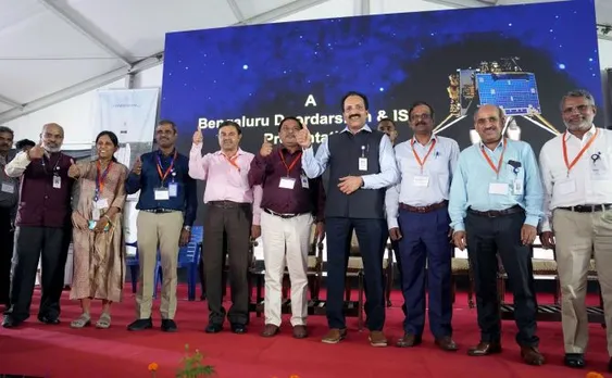 ഐഎസ്ആര്‍ഒയിലെ ശാസ്ത്രജ്ഞന്മാര്‍ക്ക് ഇന്നു താരപദവി! ഇന്ത്യയെ വാനോളം ഉയർത്തിയ ഈ ശാസ്ത്ര വിജയത്തിന് പിന്നിൽ നെഹ്റുവിന്റെ ദീർഘവീക്ഷണവുമുണ്ട്. ഹോമിഭാഭയും വിക്രം സാരാഭായിയും നെഹ്റുവിന്‍റെ പ്രതീക്ഷകള്‍ വലിയ മികവോടെ പൂര്‍ത്തിയാക്കി. ഇന്ത്യയിലെ സാധാരണ വിദ്യാഭ്യാസ സ്ഥാപനങ്ങളില്‍ പഠിച്ചു വന്ന ഐഎസ്ആര്‍ഒയിലെ ശാസ്ത്രജ്ഞന്മാരുടെ ഈ നേട്ടത്തിൽ ഓരോ ഭാരതീയനും അഭിമാനിക്കാം - മുഖപ്രസം​ഗത്തിൽ ജേക്കബ് ജോർജ്