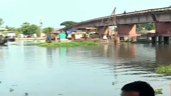 ആലപ്പുഴയില്‍ യുവാവും യുവതിയും പാലത്തില്‍ നിന്ന് കായലിലേക്ക് ചാടി