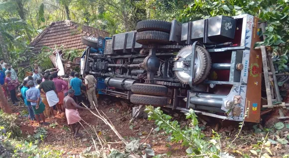 കാസർഗോഡ് ലോറിയും പിക്കപ്പ് വാനും കൂട്ടിയിടിച്ചു; ഒരു മരണം