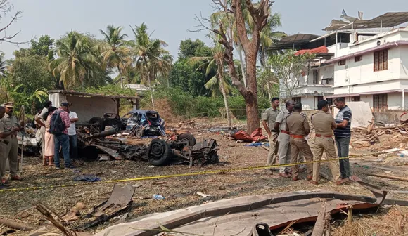 തൃപ്പൂണിത്തുറയിലെ വെടിമരുന്ന്  സ്‌ഫോടനത്തിൽ രണ്ട് പേർ മരിച്ചു. രണ്ട് പേർ ഗുരുതരാവസ്ഥയിൽ. മുപ്പത്തിയഞ്ചോളം ആളുകൾ പരുക്കേറ്റ് വിവിധ ആശുപത്രിയിൽ. എട്ട് വീടുകൾ പൂർണ്ണമായും തകർന്നു. മറ്റ് നാൽപ്പത്തിയഞ്ചിൽ അധികം വീടുകൾ തകർന്ന് വാസയോഗ്യമല്ലാതായി. സ്ഫോടനം നടന്ന ചൂരക്കാട് മിസൈൽ ആക്രമണം നടന്നതിന് സമാനം