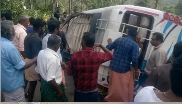 ഇടുക്കിയില്‍ വിനോദ സഞ്ചാരികളുടെ ബസ് മറിഞ്ഞ് പത്ത് വയസുകാരി ഉള്‍പ്പെടെ രണ്ട് പേര്‍ക്ക് ദാരുണാന്ത്യം