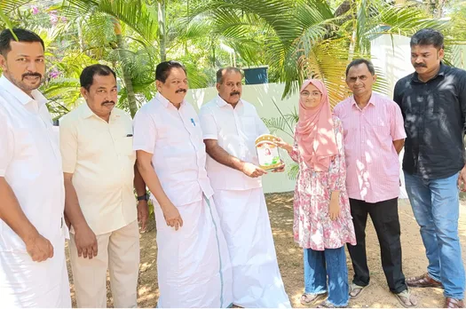 സംസ്ഥാന സ്കൂൾ കലോത്സവത്തിൽ ഹിന്ദി പ്രസംഗത്തിൽ ഏ ഗ്രേഡ് നേടിയ റിദ ജർജീസിന് പ്രിയദർശിനി വേദി ഉപഹാരം നൽകി അനുമോദിച്ചു