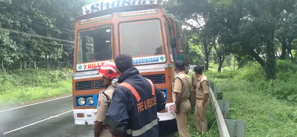 ഓടിക്കൊണ്ടിരിക്കുന്ന ചരക്കിലോറിയിൽ തീയും പുകയും ! ഫയർഫോഴ്സിന്റെ സമയോചിതമായ ഇടപെടലിലൂടെ ഒഴിവായത് വൻ ദുരന്തം