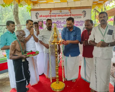 കല്ലേലി കാവ് പത്താമുദയ മഹോത്സവം ഏഴാം ഉത്സവം സംസ്ഥാന ഹോർട്ടികോർപ്പ് ചെയർമാൻ അഡ്വ. എസ്. വേണുഗോപാൽ, ചലച്ചിത്ര പിന്നണി ഗായകൻ  ബിജു മാങ്കോട് എന്നിവര്‍   ഭദ്രദീപം തെളിയിച്ച് ഉദ്ഘാടനം ചെയ്തു