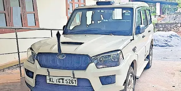 ജില്ലാ ആശുപത്രിയില്‍ നടന്ന ശസ്ത്രക്രിയയ്ക്കിടെ വീട്ടമ്മയുടെ കണ്ണിന്റെ കാഴ്ച നഷ്ടപ്പെട്ടു; നഷ്ടപരിഹാരം ഈടാക്കാനായി കാഞ്ഞങ്ങാട് ആര്‍ഡിഒയുടെ വാഹനം ജപ്തി ചെയ്ത് കോടതി