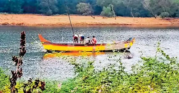 മീനച്ചിലാറിൽ അനധികൃത മണൽ വാരൽ വ്യാപകം. നാട്ടുകാർ  പരാതിപ്പെട്ടാൽ  പിന്നാലെ ഗുണ്ടകളെ വിട്ടുള്ള ഭീഷണിയും. മ​ണ​ലൂ​റ്റ് ത​ട​യു​ന്ന​തി​ന് പ​ഞ്ചാ​യ​ത്ത്, റ​വ​ന്യൂ, പോലീ​സ് അ​ധി​കാ​രി​ക​ൾ ശ്ര​മി​ക്കു​ന്നി​ല്ലെ​ന്നു നാട്ടുകാർ.