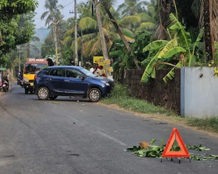 കാർ നിയന്ത്രണം വിട്ട് വൈദ്യുത പോസ്റ്റിലിടിച്ച് അപകടം; ഒഴിവായത് വൻ ദുരന്തം