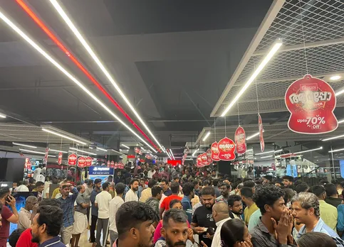 കോട്ടയത്ത് ഓക്സിജന്‍ പ്രഖ്യാപിച്ച മിഡ്നൈറ്റ് ഓണം സെയിലില്‍ ആദ്യ ഒന്നര മണിക്കൂറിലെത്തിയത് ഇരുപത്തയ്യായിരത്തോളം പേര്‍. ഷോറൂം പ്രവര്‍ത്തനങ്ങള്‍ മിനിട്ടുകളോളം സ്തംഭിച്ചു. ഓഫര്‍ ഉത്പന്നങ്ങള്‍ വിറ്റു തീര്‍ന്നത് മിനിട്ടുകള്‍ക്കുള്ളില്‍. ജനക്കൂട്ടത്തെ നിയന്ത്രിക്കാന്‍ പോലീസും ! ഓക്സിജന്‍ മിഡ്നൈറ്റ് സെയിലില്‍ സംഭവിച്ചുകൊണ്ടിരിക്കുന്നത്