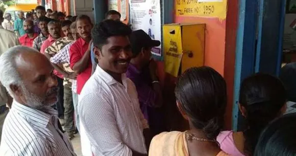 ഇടുക്കി കോവില്‍ മലയിലെ രാജാവ് രാമന്‍ രാജമന്നന്‍ വോട്ട് രേഖപ്പെടുത്തി