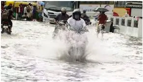 മഴയെത്തുടർന്ന് വെള്ളക്കെട്ട് രൂക്ഷമായതോടെ ദുരിതാശ്വാസ ക്യാംപുകൾ ആരംഭിച്ചു