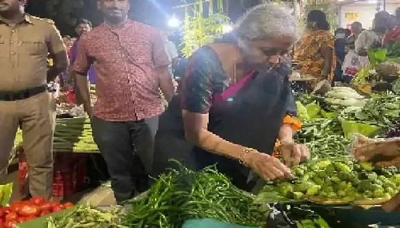 മാര്‍ക്കറ്റില്‍ പച്ചക്കറി വാങ്ങാന്‍ കേന്ദ്രമന്ത്രിയെത്തി; നിര്‍മ്മലാ സീതാരാമന്റെ അപ്രതീക്ഷിത സന്ദര്‍ശനത്തില്‍ ആദ്യം അമ്പരപ്പ്, പിന്നാലെ കാപ്പി കുടിക്കാന്‍ ക്ഷണിച്ച് കച്ചവടക്കാര്‍-വീഡിയോ