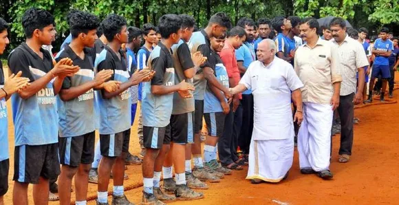 മുതലക്കോടത്ത് നടന്ന ജില്ലാ വടംവലി മത്സരത്തിൽ വിജയിച്ച ടീമുകളെ  പുളിമൂട്ടിൽ സിൽക്സ് മാനേജിംഗ് ഡയറക്ടർ ഔസേപ്പ് ജോൺ പുളിമൂട്ടിൽ അഭിനന്ദിക്കുന്നു