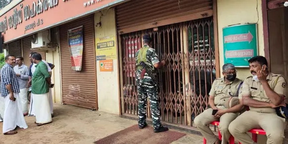 ആധാരങ്ങളെല്ലാം ഇ.ഡി കൊണ്ടുപോയതിനാൽ കരുവന്നൂർ ബാങ്ക് പ്രവർത്തിക്കാനാവുന്നില്ലെന്ന് പരാതി: പിടിച്ചത് 200കോടി കള്ളപ്പണം വെളുപ്പിച്ചതിന്റെ രേഖകളെന്ന് ഇ.ഡി; ബാങ്കിനെ പഴയ പ്രതാപത്തിലാക്കാൻ സി.പി.എം; പണം നഷ്ടപ്പെട്ടവർക്ക് പകുതി തുകയെങ്കിലും നൽകാൻ ശ്രമം. വിവാദങ്ങൾക്കിടയിലും 110 കോടിയുടെ സ്ഥിരനിക്ഷേപം പുതുക്കാനായെന്ന് ബാങ്ക്