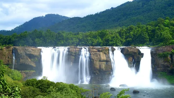 80 അടിയിലധികം ഉയരമുള്ള കേരളത്തിലെ ഏറ്റവും വലിയ വെള്ളച്ചാട്ടമായ അതിരപ്പളളിയിലേക്ക് ഇനിയും പോകാത്തവരുണ്ടോ? വെള്ളം ഭൂമിയിലേക്ക് പതിക്കുന്ന ആ മനോഹര കാഴ്ച്ച ആസ്വദിക്കാന്‍ ഒരു യാത്രയാകാം !