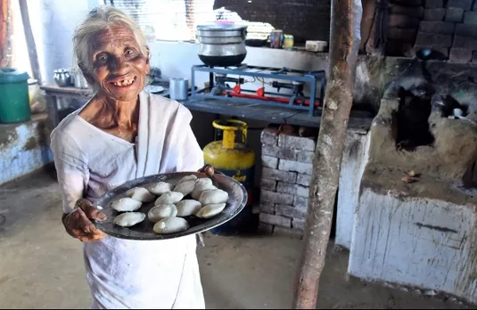 ഒരു രൂപയ്ക്ക് ഇഡ്‌ഡലി, തേങ്ങാചട്ടിണിയും സാമ്പാറും ഫ്രീ ! മഹീന്ദ്ര ഗ്രൂപ്പ് ചെയർമാൻ ആനന്ദ് മഹീന്ദ്ര വരെ ഇഡ്ഡലി കഴിച്ച 'ദേശീയ ഹോട്ടലിന്‍റെ' വിശേഷങ്ങള്‍ ഇങ്ങനെ