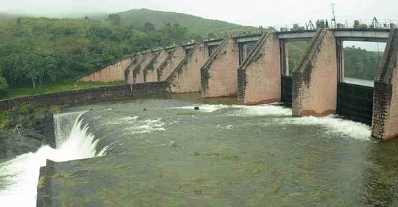 ഒരു ഡാമിന് നിശ്ചയിച്ചിട്ടുള്ള ആയുസ്സിന്റെ ഇരട്ടിയിലും കൂടുതലായി മുല്ലപ്പെരിയാറിന്റെ പഴക്കം; ലൈം സ്‌റ്റോണും സുർക്കി മിശ്രിതവും ചേർത്താണ് മുല്ലപ്പെരിയാർ അണക്കെട്ട് നിർമ്മിച്ചിരിക്കുന്നത്; ഈ സാങ്കേതിക വിദ്യയിൽ നിർമ്മിക്കപ്പെട്ട ഡാമുകളിൽ ലോകത്ത് നിലനിൽക്കുന്ന ഏക ഡാം മുല്ലപ്പെരിയാറാണ്; ഭീഷണിയുയർത്തുന്ന മറ്റൊരു വസ്തുത ഇത് നിലനിൽക്കുന്നത് അതീവ ഭൂകമ്പ സാധ്യതയുള്ള മേഖലയിലാണ് എന്നതാണ്; റിക്ടർ സ്കെയിലിൽ 6 മാഗ്നിറ്റ്യൂഡ് വരുന്ന ഭൂകമ്പത്തെ അതിജീവിക്കാൻ മുല്ലപ്പെരിയാറിന് കഴിയില്ല; ഇത്ര പോലും പഴക്കമില്ലാത്ത മോർവി അണക്കെട്ട് 1979 ൽ തകർന്നപ്പോൾ 15000 പേരാണ് മരിച്ചത്;  തിരുമേനി എഴുതുന്നു