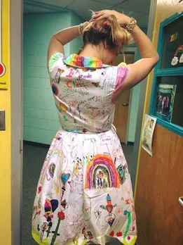 Teacher Lets Kids Draw Pictures On Her Dress, Wears It On Last Day