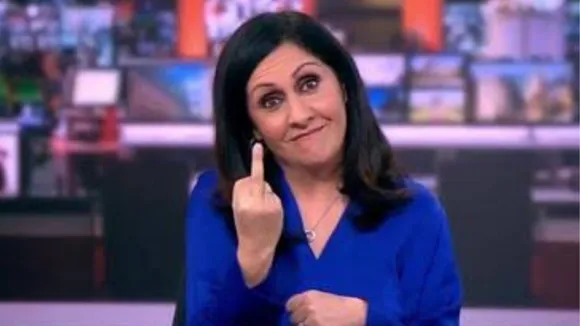 Why Anchor Maryam Moshiri Showed Middle Finger On Live Broadcast?